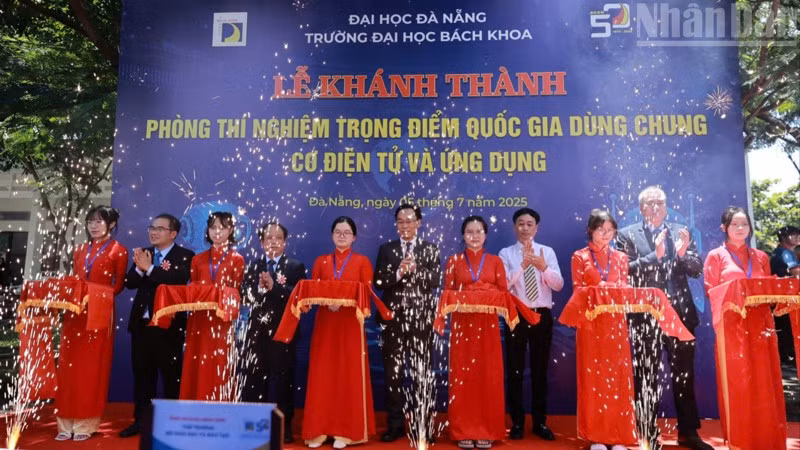 Các đại biểu cắt băng khánh thành Phòng Thí nghiệm trọng điểm Quốc gia dùng chung Cơ điện tử và Ứng dụng.