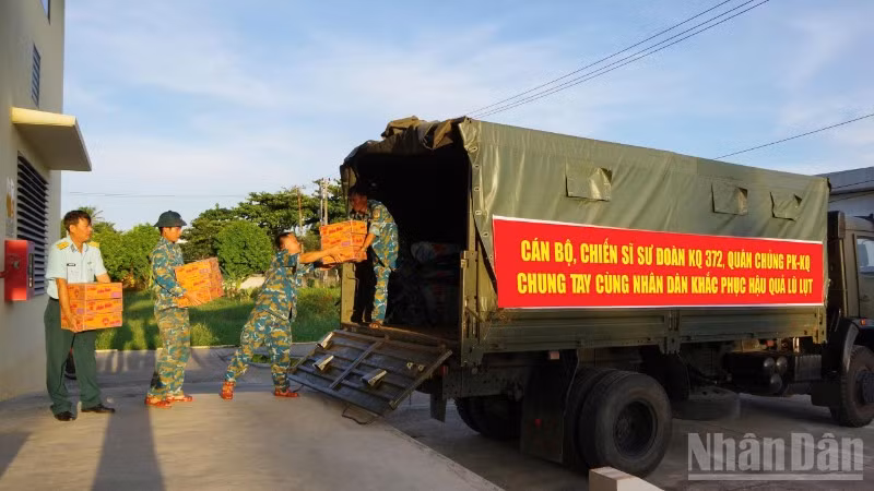 Cán bộ, chiến sĩ Sư đoàn Không quân 372 vận chuyển hàng hóa lên xe để gửi đến đồng bào miền bắc bị ảnh hưởng bởi mưa lũ.