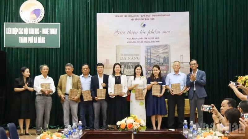 Trao tặng ấn phẩm đến các đại biểu tại lễ ra mắt.