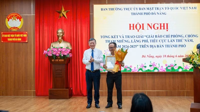 Đại diện Ban Tổ chức trao giải cho tập thể có nhiều bài dự thi chất lượng.