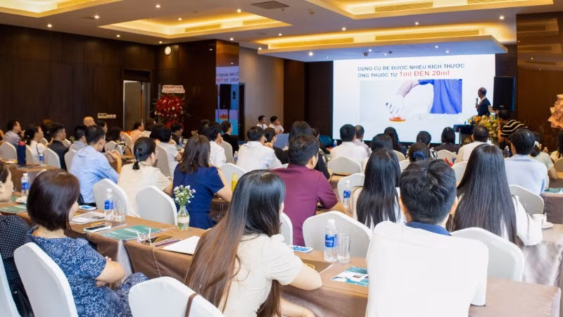 Quang cảnh lễ ra mắt dụng cụ bẻ ống thuốc an toàn V-AmpPro.