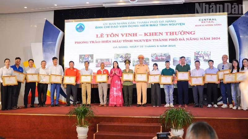 Tôn vinh, khen thưởng các cá nhân, tập thể, gia đình có thành tích xuất sắc trong phong trào hiến máu tình nguyện thành phố Đà Nẵng năm 2024.