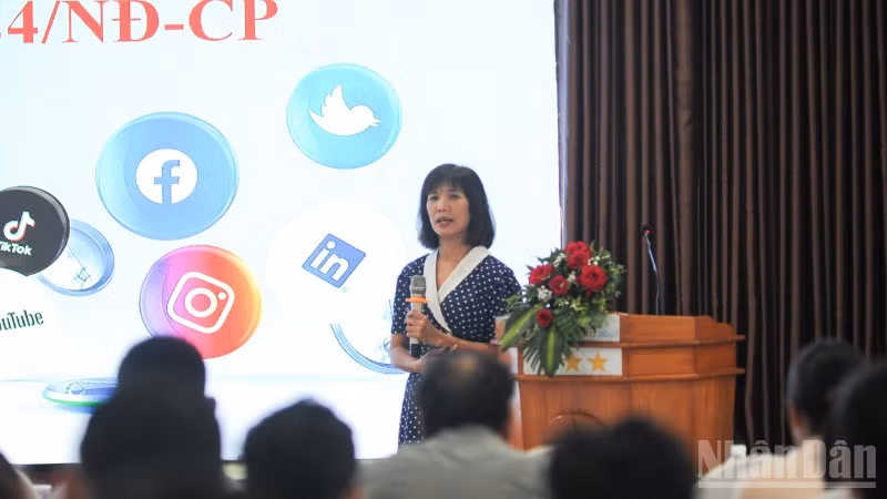 Bà Nguyễn Thị Thanh Huyền, Phó Cục trưởng Cục Phát thanh, truyền hình và thông tin điện tử (Bộ Văn hóa, Thể thao và Du lịch) trao đổi tại hội nghị tập huấn.