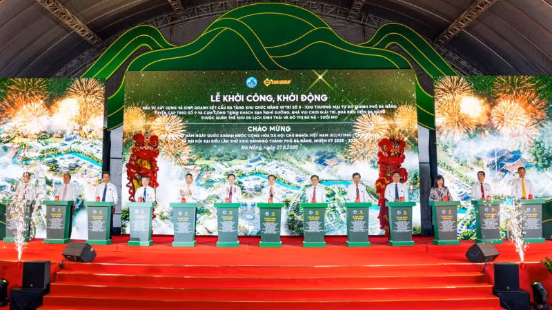 Các đại biểu thực hiện nghi thức khởi công dự án.