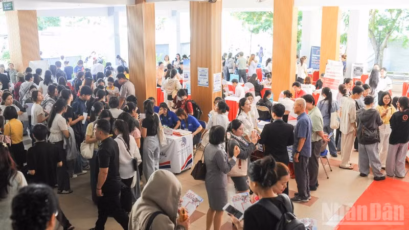 Quang cảnh Ngày hội việc làm năm 2026 tại Trường đại học Ngoại ngữ - Đại học Đà Nẵng.