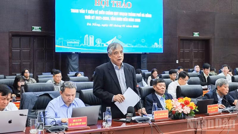 Phó Giáo sư, Tiến sĩ Trần Đình Thiên - nguyên Viện trưởng Viện Kinh tế Việt Nam, phát biểu tham luận tại hội thảo.