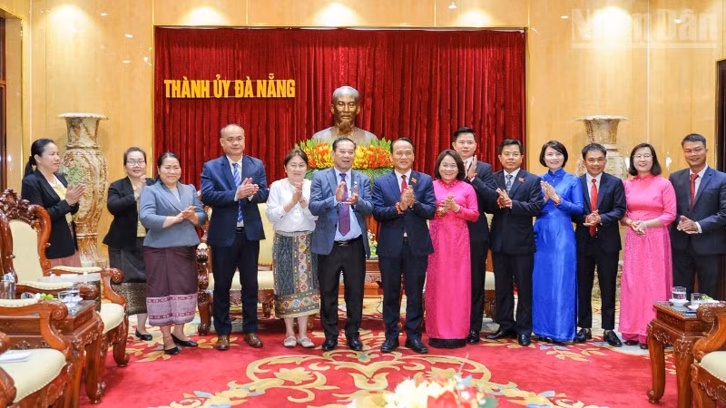Các đại biểu chụp hình lưu niệm.