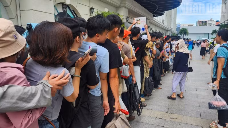 Hàng dài người dân trên địa bàn thành phố Đà Nẵng xếp hàng nộp hồ sơ đăng ký mua nhà ở xã hội An Trung 2.
