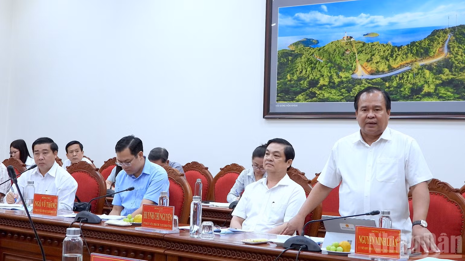 Phó Chủ tịch Ủy ban nhân dân tỉnh Cà Mau Nguyễn Minh Luân (bìa phải) tham gia ý kiến tại buổi làm việc với các đồng chí Thường trực Tỉnh ủy Cà Mau.
