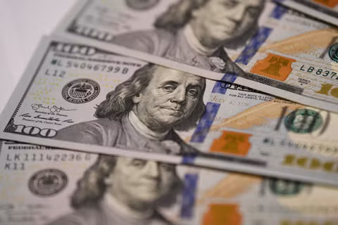 Đồng tiền mệnh giá 100 USD tại Washington D.C., Mỹ. (Ảnh: THX/TTXVN phát)