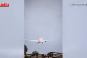 [Video] Rơi máy bay Boeing chở 242 người ở Ấn Độ