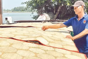 Nghề làm bánh phồng gắn bó với nhiều thế hệ ở địa phương.