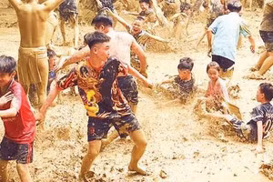 Người dân ùa vào sân chung vui với các “quân cầu” khi giành chiến thắng.
