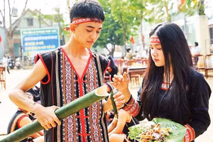 Đôi vợ chồng trẻ cùng ăn, uống trong sự chúc phúc của dân làng.