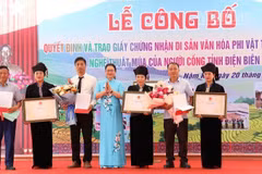 Đồng chí Nguyễn Thị Thanh Chuyên, Phó Giám đốc Sở Văn hóa, Thể thao và Du lịch Điện Biên trao Bằng Công nhận Di sản văn hóa phi vật thể quốc gia cho Nghệ thuật múa của người Cống cho nhân dân dân tộc Cống xã Nậm Kè. (Ảnh: LÊ LAN)