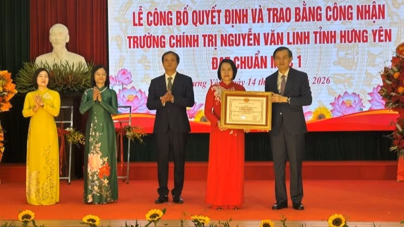 Phó Giáo sư, Tiến sĩ Đoàn Minh Huấn, Ủy viên Bộ Chính trị, Giám đốc Học viện Chính trị Quốc gia Hồ Chí Minh trao Bằng công nhận Trường Chính trị Nguyễn Văn Linh tỉnh Hưng Yên đạt chuẩn mức 1 cho lãnh đạo Trường Chính trị Nguyễn Văn Linh tỉnh Hưng Yên.