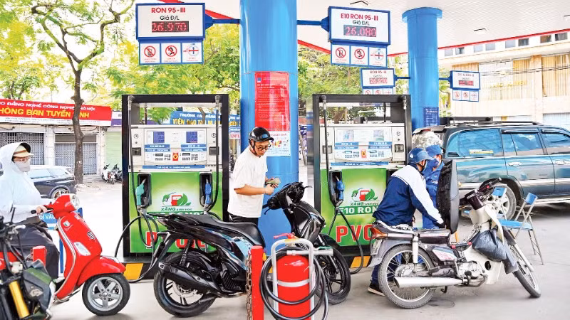 Người dân mua xăng tại cửa hàng kinh doanh xăng dầu trên phố Thái Thịnh, Hà Nội.