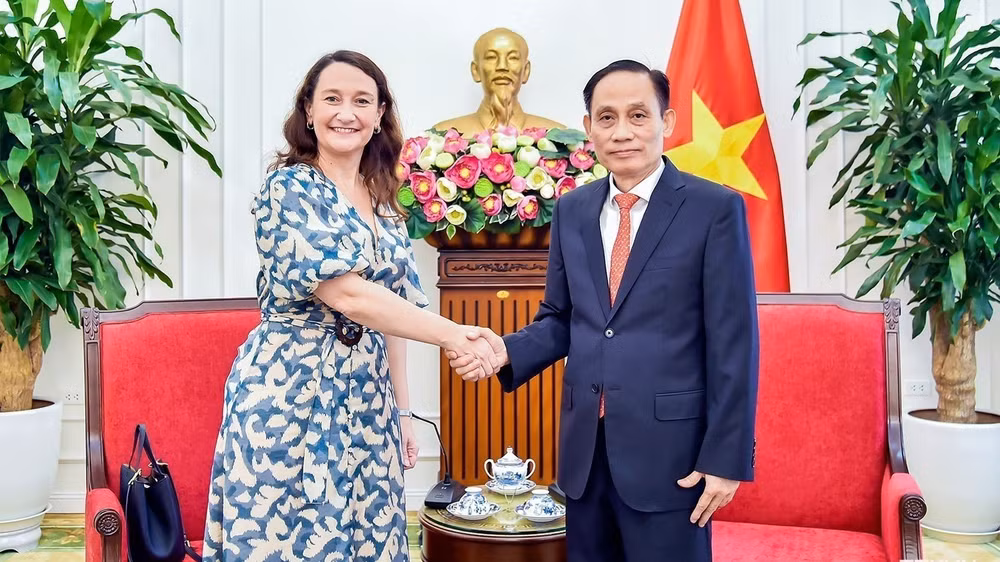 Bộ trưởng Ngoại giao Lê Hoài Trung tiếp Thứ trưởng Ngoại giao Đông Uruguay Valeria Csukasi. (Ảnh: TTXVN)