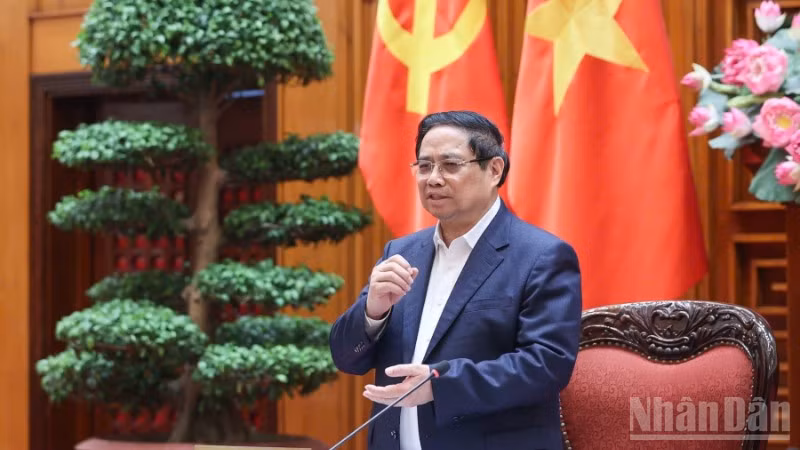 Thủ tướng Chính phủ Phạm Minh Chính kết luận cuộc họp của Thường trực Chính phủ về nguồn kinh phí hỗ trợ xăng dầu. (Ảnh: TRẦN HẢI)
