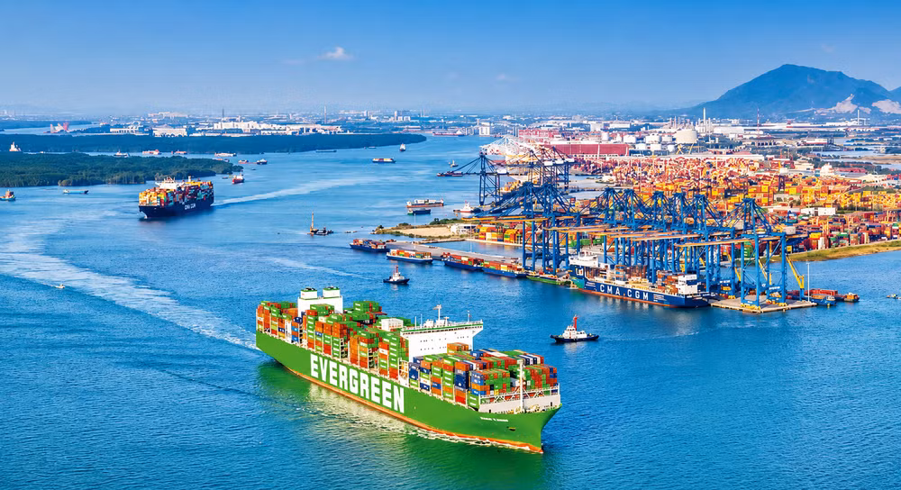 Hoạt động xuất nhập khẩu hàng hóa tại cảng Cái Mép-Thị Vải, Thành phố Hồ Chí Minh. (Ảnh ĐỖ TUẤN HÙNG)