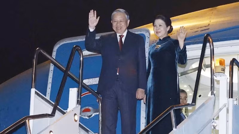Tổng Bí thư Tô Lâm và Phu nhân Ngô Phương Ly tại sân bay quốc tế Wattay, thủ đô Viêng Chăn. (Ảnh: Thống Nhất/TTXVN)