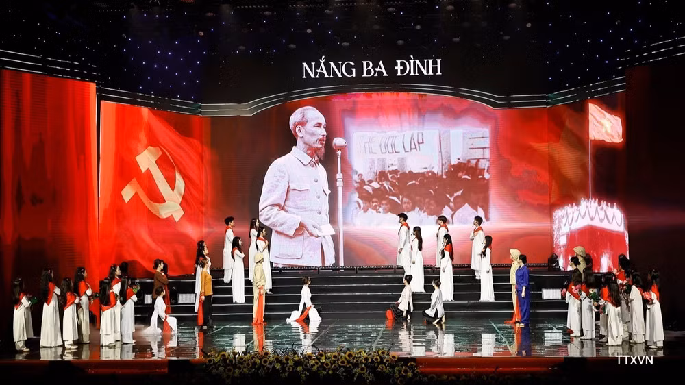 Chương trình nghệ thuật chính luận "Nắng Ba Đình". (Ảnh: TTXVN)