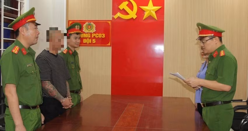 Cơ quan Cảnh sát điều tra Công an tỉnh Nghệ An đọc lệnh khởi tố vụ án, khởi tố bị can đối với Nguyễn Duy Sơn.