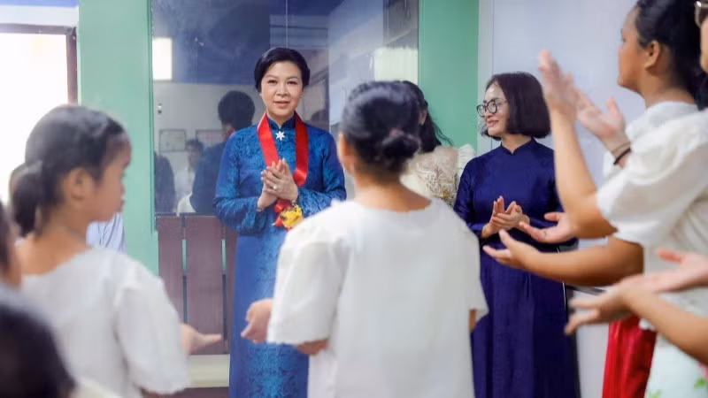 Bà Ngô Phương Ly - Phu nhân Tổng Bí thư, Chủ tịch nước Tô Lâm thăm Trung tâm Asilo de San Vicente de Paul và gặp gỡ những em nhỏ đang được chăm sóc tại Asilo. (Ảnh: TTXVN)