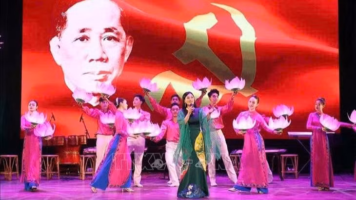 Nghệ sĩ Ưu tú Hương Giang trong chương trình nghệ thuật đặc biệt tưởng nhớ Tổng Bí thư Lê Duẩn tại Thành phố Hồ Chí Minh. (Ảnh: TTXVN)