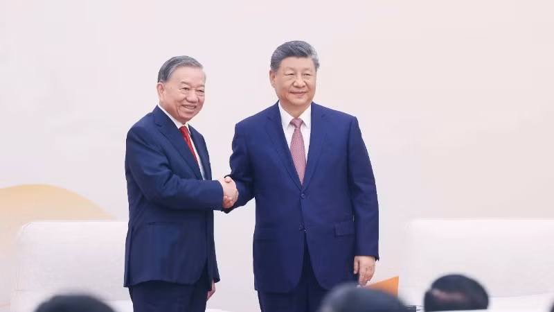 Tổng Bí thư, Chủ tịch nước Tô Lâm và Tổng Bí thư, Chủ tịch nước Tập Cận Bình tại buổi gặp gỡ thanh niên hai nước tham gia chương trình “Hành trình đỏ nghiên cứu, học tập”. (Ảnh: Thống Nhất/TTXVN) 