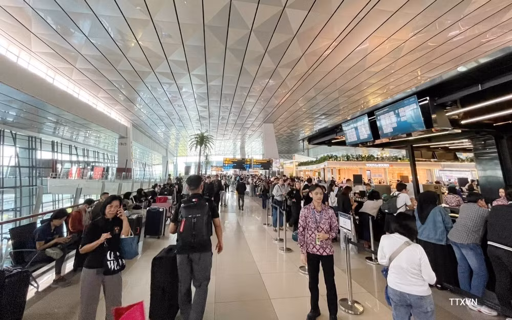 Sân bay quốc tế Soekarno-Hatta bị ùn ứ hành khách do hàng loạt chuyến bay bị hủy. (Ảnh: Đỗ Quyên/TTXVN)