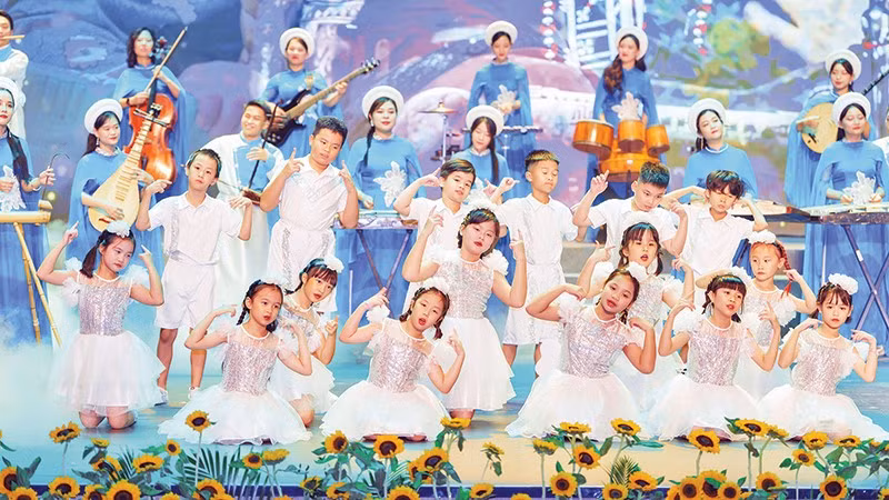 Học sinh hệ thống Trường TH (TH School) biểu diễn tại Chương trình nghệ thuật “Từ sự thấu hiểu - Tạo sự thay đổi”.