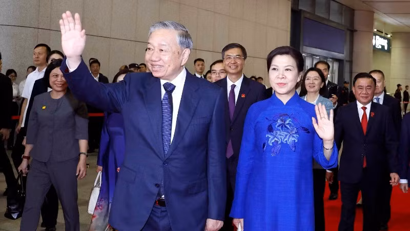 Tổng Bí thư, Chủ tịch nước Tô Lâm cùng Phu nhân tại ga Nam Ninh Đông, Thành phố Nam Ninh (Trung Quốc). (Ảnh: Thống Nhất -TTXVN)