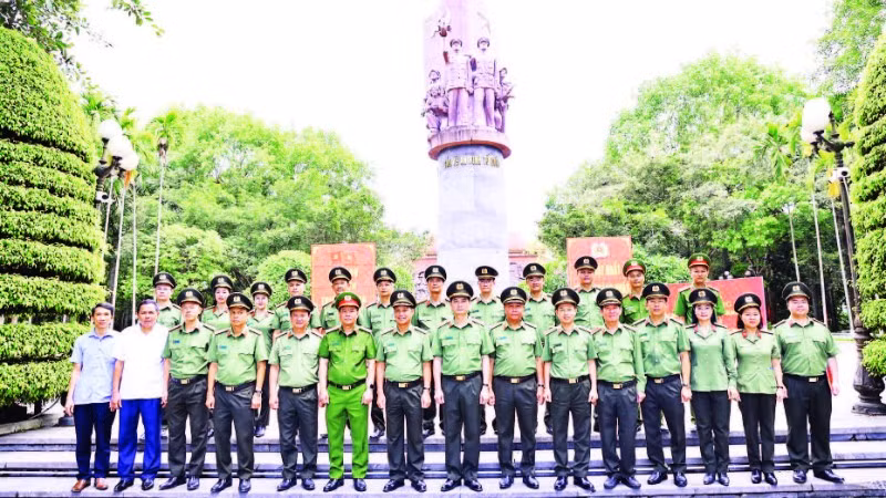 Đoàn cán bộ chủ chốt Học viện An ninh nhân dân tổ chức về nguồn tại Khu di tích Nha Công an Trung ương, xã Minh Thanh, tỉnh Tuyên Quang.