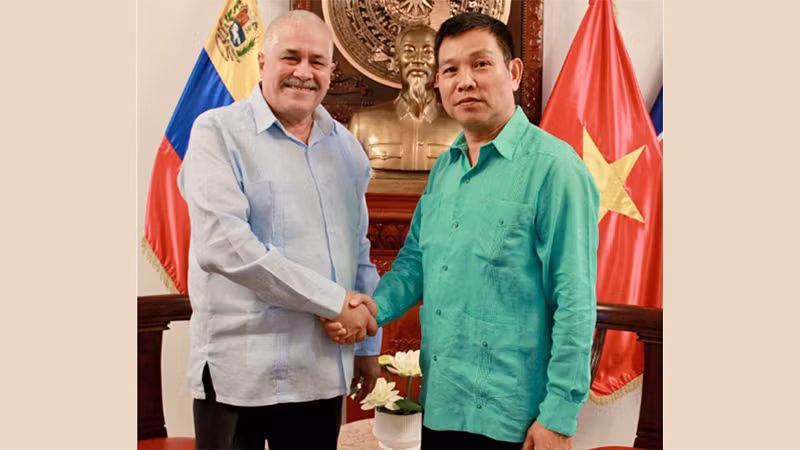 Đại sứ Việt Nam tại Venezuela Vũ Trung Mỹ và Đại sứ Cuba tại Venezuela, Dagoberto Rodríguez. (Ảnh: Đại sứ quán Việt Nam tại Venezuela)
