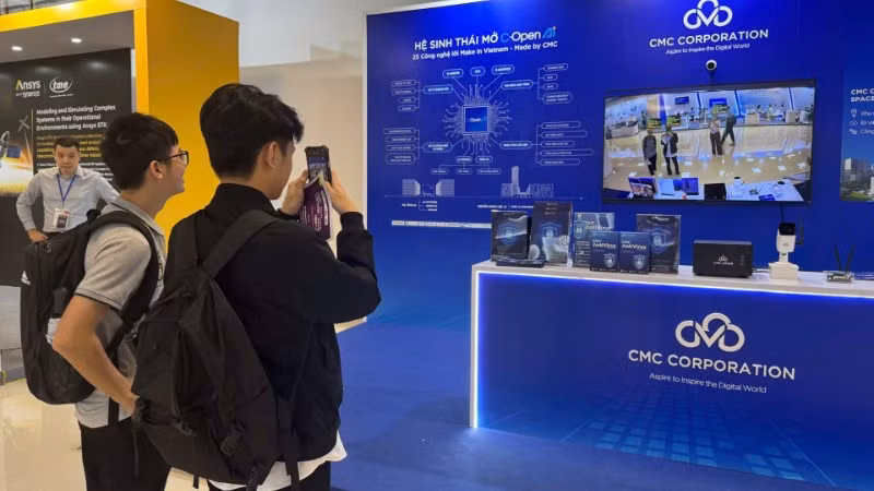 Các bạn trẻ tham quan, trải nghiệm sản phẩm công nghệ tại Ngày hội Đổi mới sáng tạo Quốc gia năm 2025. (Ảnh: Hà Linh)