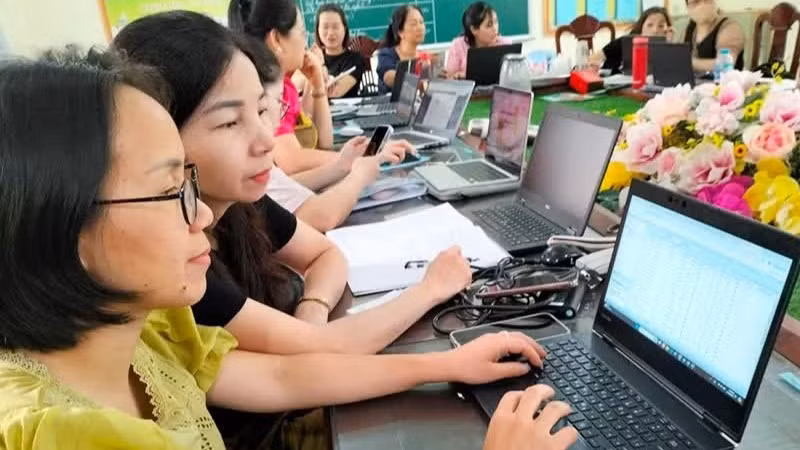 Tập huấn sử dụng học bạ số cho cán bộ, giáo viên Trường tiểu học Yên Mỹ, huyện Thanh Trì, thành phố Hà Nội. (Ảnh MINH PHƯỢNG)