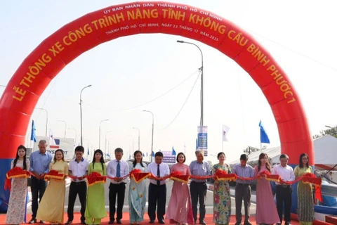 Sở Xây dựng Thành phố Hồ Chí Minh tổ chức thông xe Công trình nâng tĩnh không cầu Bình Phước 1 trên quốc lộ 1. (Ảnh: VÕ LÊ)