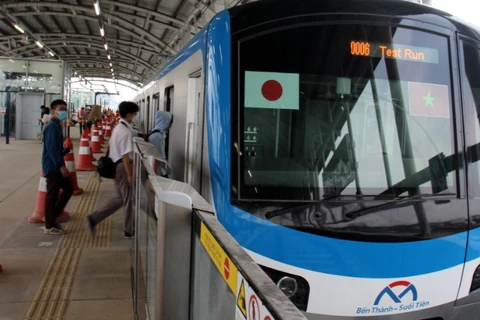 Hành khách lên ga Thảo Điền đi tuyến Metro số 1 Bến Thành-Suối Tiên. (Ảnh: QUÝ HIỀN)
