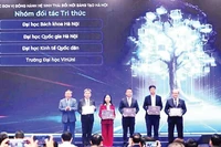 Lãnh đạo Thành ủy Hà Nội trao chứng nhận cho các đơn vị đồng hành hệ sinh thái đổi mới sáng tạo Hà Nội.