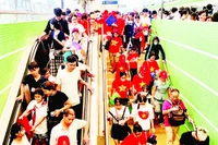 Tàu điện Cát Linh-Hà Đông phục vụ tốt nhu cầu đi lại, tham quan của người dân trong dịp kỷ niệm 80 năm Cách mạng Tháng Tám và Quốc khánh 2/9. (Ảnh HỒNG THÁI)