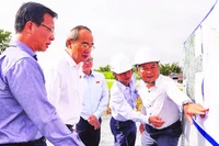 Đoàn Đại biểu Quốc hội Thành phố Hồ Chí Minh giám sát tiến độ thi công Dự án cải tạo kênh Tham Lương-Bến Cát-rạch Nước Lên. (Ảnh QUÝ HIỀN)