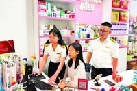 Cán bộ Thuế Thành phố Hà Nội hỗ trợ hộ kinh doanh chuyển đổi sang kê khai thuế.