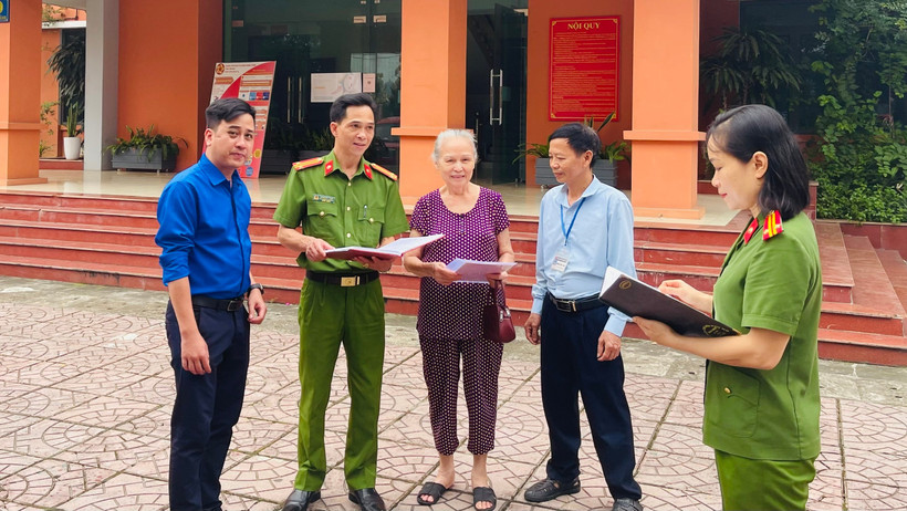 Công an tỉnh Lào Cai tuyên truyền về các phương thức, thủ đoạn dụ dỗ người dân tham gia đánh bạc trực tuyến. Ảnh: Sơn Thanh