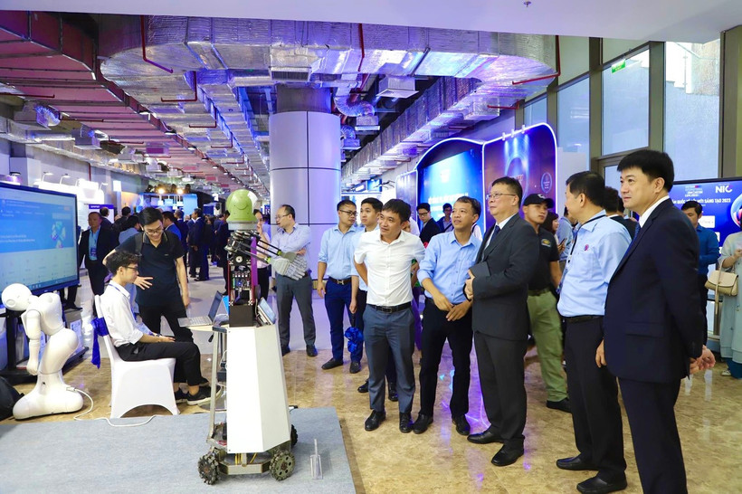 Nền kinh tế tri thức là nền kinh tế trong đó người lao động vừa làm việc, vừa học tập và nghiên cứu. (Ảnh: USTH)