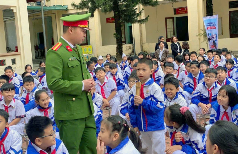 Công an tỉnh Tuyên Quang tuyên truyền pháp luật cho các em học sinh. Ảnh: Thắng Chung