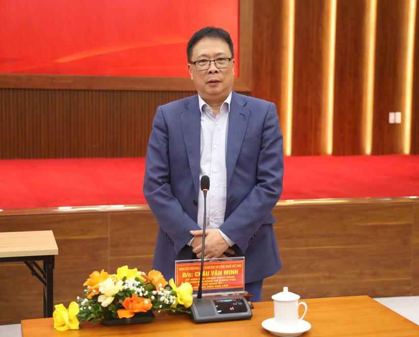 Giáo sư, Viện Sĩ Châu Văn Minh phát biểu tại hội nghị. (Ảnh: Hữu Hảo)