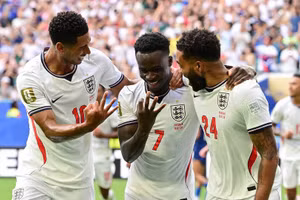 Saka cùng các đồng đội ăn mừng cú hat-trick vào lưới đội tuyển Pháp. (Ảnh: THX/TTXVN)