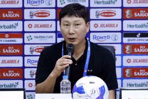 Huấn luyện viên Kim Sang Sik tại buổi họp báo sau trận đấu. (Ảnh: VFF)