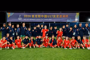 Ban huấn luyện cùng các tuyển thủ U17 nữ Việt Nam sau chiến thắng trước U17 nữ Myanmar. (Ảnh: VFF)